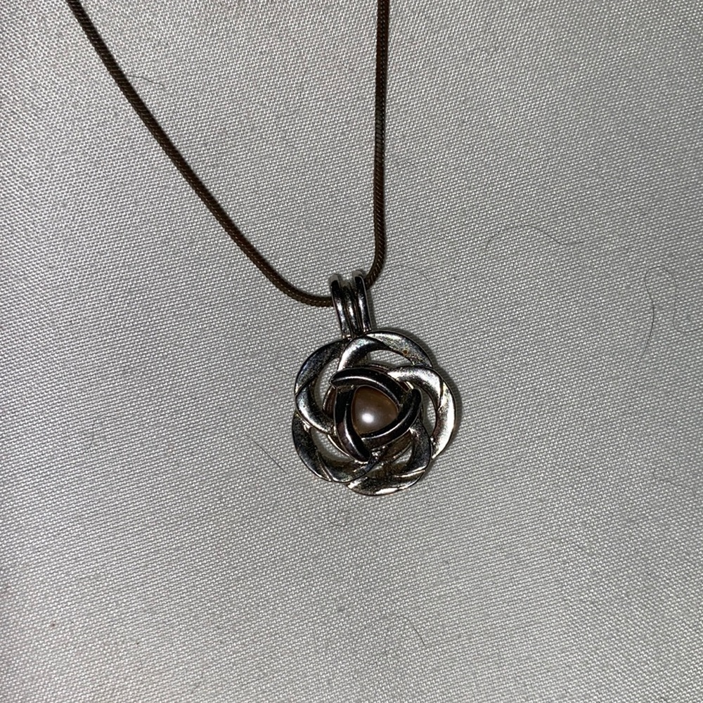 Pearl flower necklace